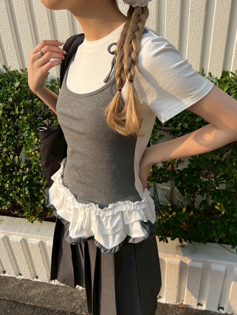 グレー系のTシャツ/カットソー、ブラック系のショルダーバッグ、ブラック系のシュシュを着用したレディースの春コーディネートの3枚目の写真