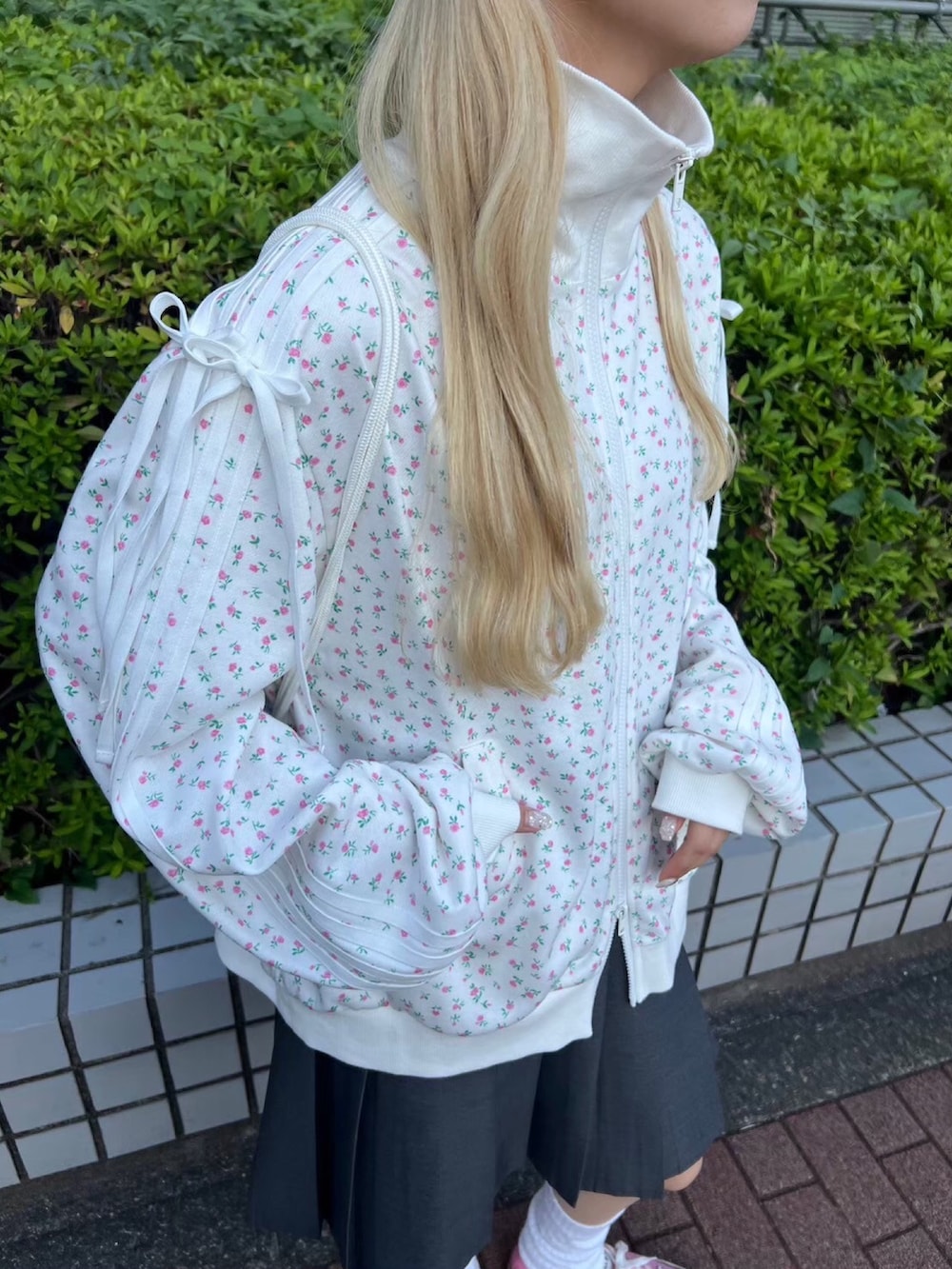 「スポーツミックス、ロングスカート、スニーカー、秋コーデ、キャップ、大人コーデ、お洒落さんとつながりたい、大人ガーリー、ootd、ゆるコーデ、ジャージ、トラックジャケット、プリーツスカート、ハーフパンツ、ピンク」｜「WCのリトルフラワースウェットトラックジャケット（ジャージ、ピンク系）」を使った、wc_officialさん（レディース・160cm）の秋コーディネートの2枚目の写真