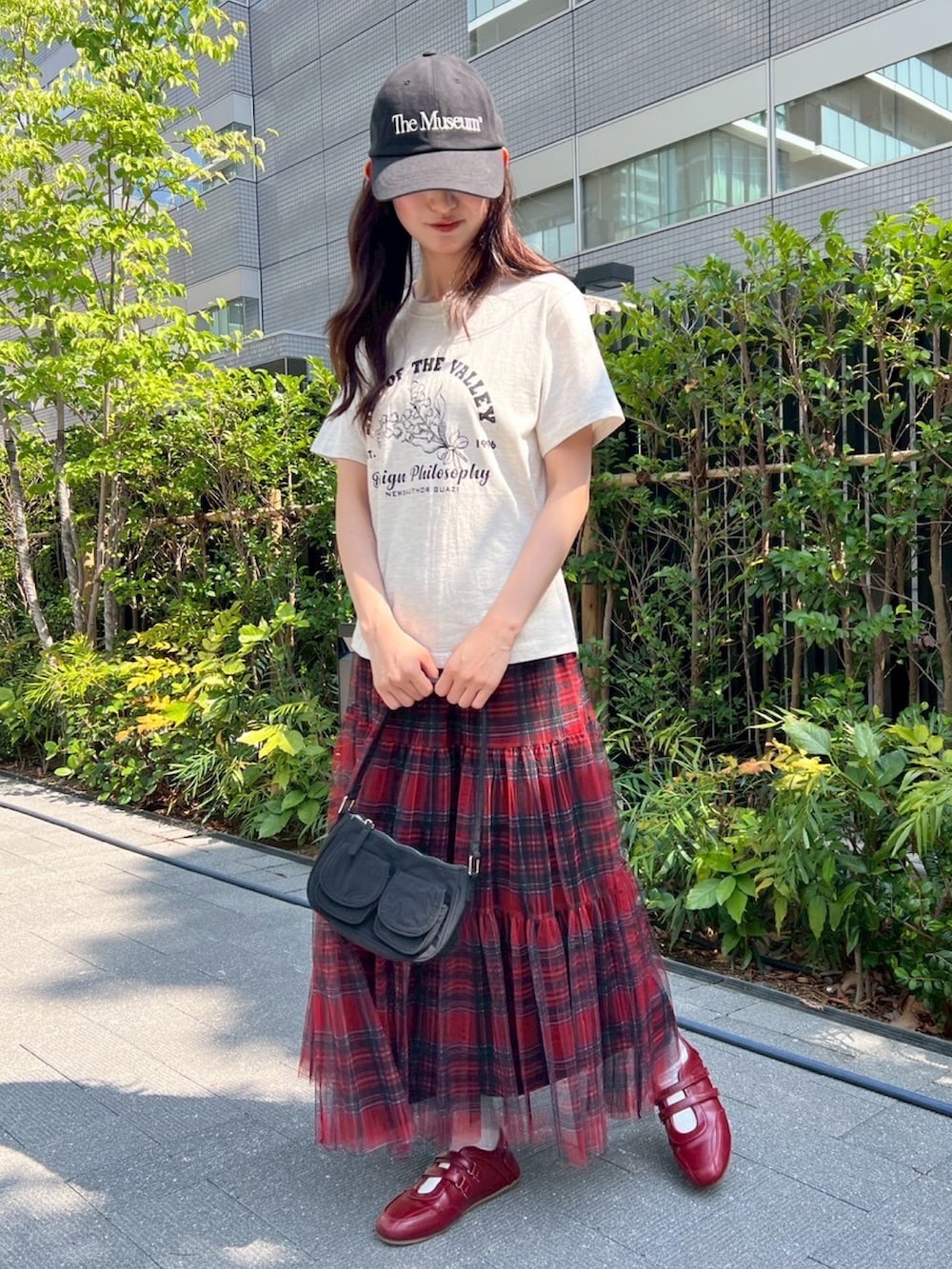 「ロゴT、白Tシャツ、韓国ファッション、お出かけコーデ、ロングスカート、オトナカジュアル、ゆるコーデ、チェック、シアー、チュールスカート、キャップ、スポーツミックス、大人ガーリー、赤、ブラック」｜「WCのパターンチュールティアードスカート（スカート、レッド系）」を使った、wc_officialさん（レディース・160cm）の夏コーディネートの2枚目の写真