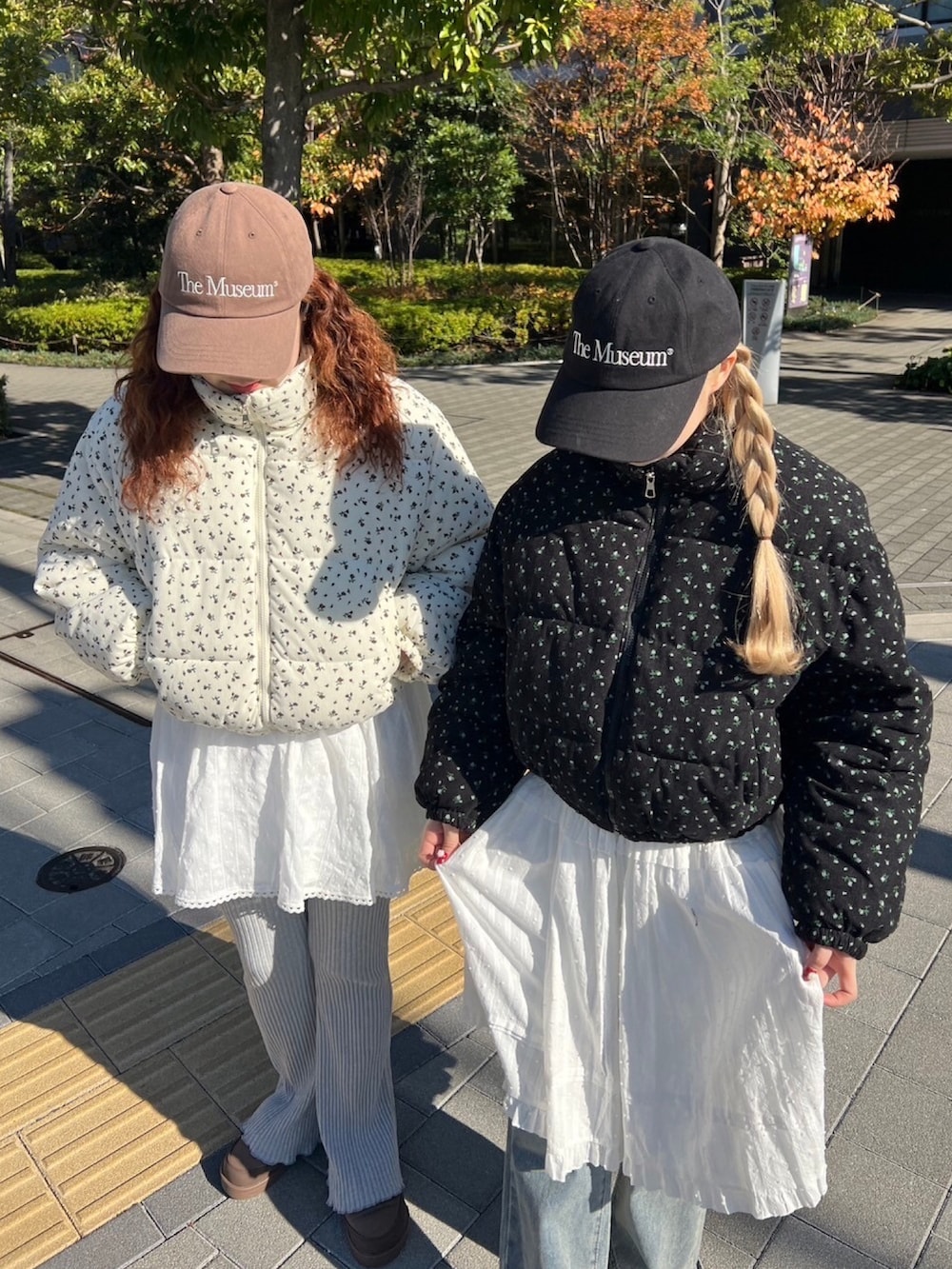 「冬アウター、お出かけコーデ、コーデュロイ、韓国ファッション、デニム、おでかけコーデ、キャップ、レース、リボン、花柄、スポーツミックス、大人カジュアル、大人ガーリー、レイヤードスタイル」｜「WCのmuseum ロゴキャップ（キャップ、ブラック系）」を使った、wc_officialさん（レディース・160cm）の冬コーディネートの3枚目の写真