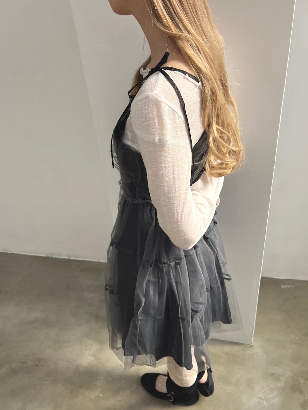 「プチプラ、オトナ女子、大人かわいい、おしゃれさんと繋がりたい、プチプラコーデ、ゆるコーデ、チュール、レース、キャップ、レイヤードスタイル、大人ガーリー、フェミニン、透け感、リボン」｜「PHILLYの【PHILLY】ボリュームチュールキャミワンピース（ワンピース、グレー系）」を使った、wc_officialさん（レディース・160cm）の春コーディネートの5枚目の写真