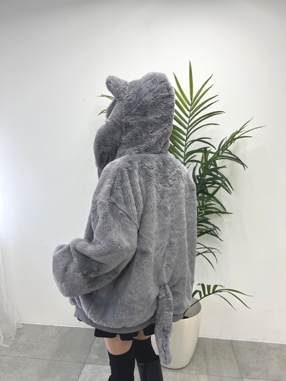 グレー系のブルゾン、ホワイト系のTシャツ/カットソーを着用したレディースの秋コーディネートの4枚目の写真