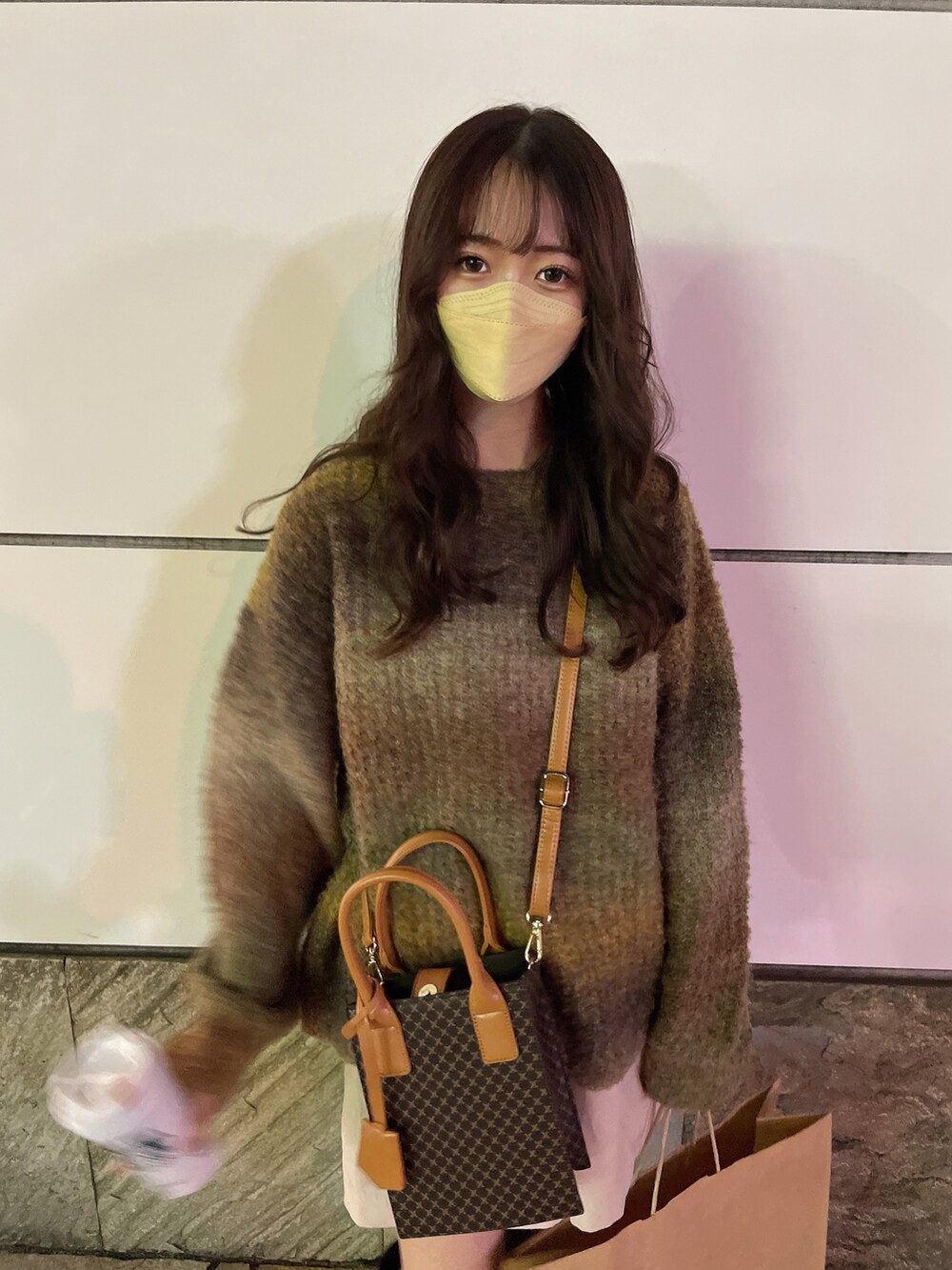 グリーン系のニット/セーターを着用したレディースの秋コーディネートの2枚目の写真