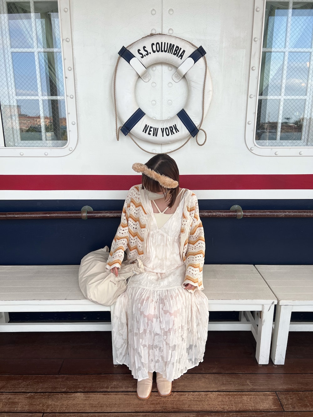 ホワイト系のキャミソール、ホワイト系のワンピース、ベージュ系のパンプスを着用したレディースの夏コーディネートの4枚目の写真