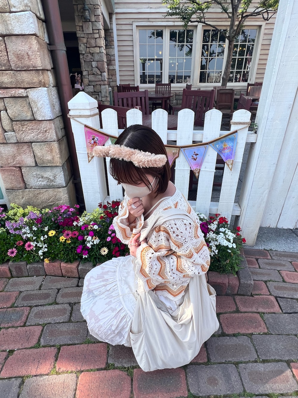 ホワイト系のキャミソール、ホワイト系のワンピース、ベージュ系のパンプスを着用したレディースの夏コーディネートの3枚目の写真