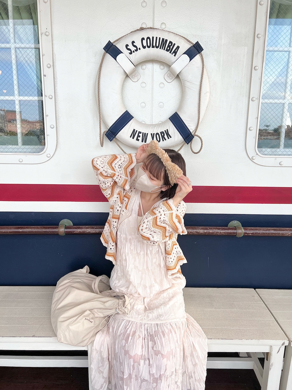 ホワイト系のキャミソール、ホワイト系のワンピース、ベージュ系のパンプスを着用したレディースの夏コーディネートの5枚目の写真