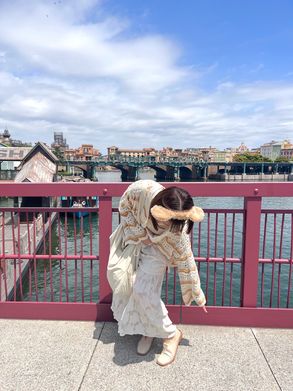 ホワイト系のキャミソール、ホワイト系のワンピース、ベージュ系のパンプスを着用したレディースの夏コーディネートの2枚目の写真