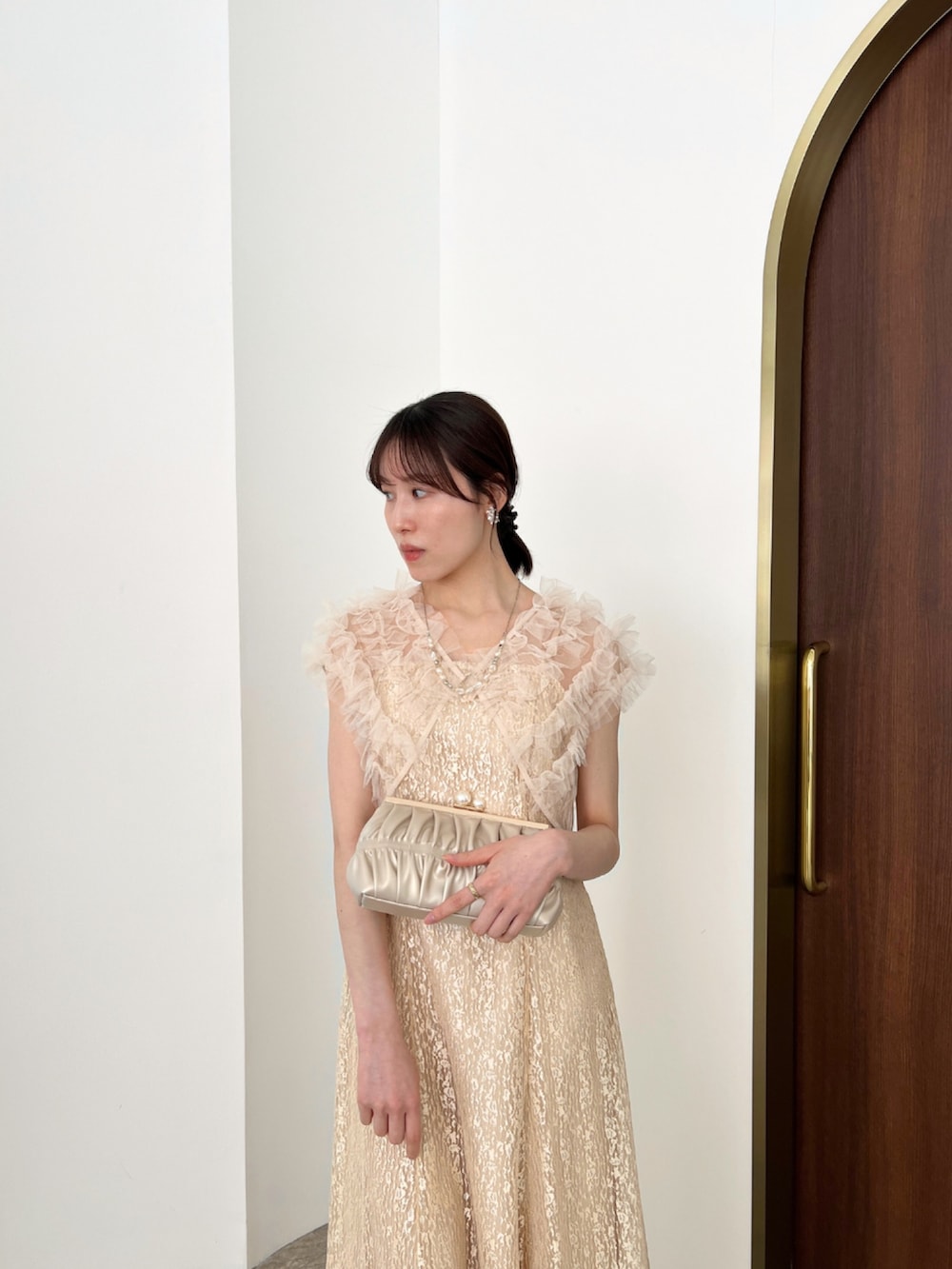 「結婚式 ワンピース、結婚式コーデ、結婚式スタイル、結婚式 ドレス、オケージョンスタイル、オケージョンワンピース、オケージョンドレス、お呼ばれコーデ、お呼ばれスタイル、お呼ばれドレス、お呼ばれワンピ」｜「Dorry Dollのフリルボレロセットレースドレス（ドレス、ベージュ系）」を使った、Momoさん（レディース・160cm）の夏コーディネートの2枚目の写真