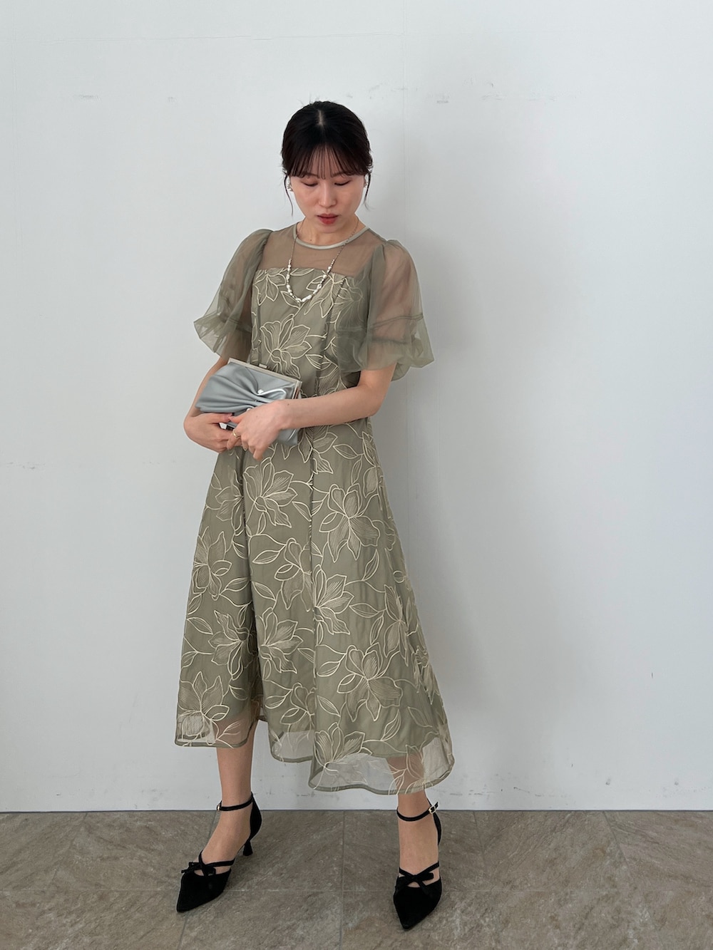 「結婚式 ワンピース、結婚式コーデ、結婚式スタイル、オケージョンスタイル、オケージョンドレス、お呼ばれスタイル、お呼ばれコーデ、お呼ばれドレス、お呼ばれワンピ」｜「Dorry Dollのクロスリボンパンプス（パンプス、ブラック系）」を使った、Momoさん（レディース・160cm）の春コーディネートの5枚目の写真