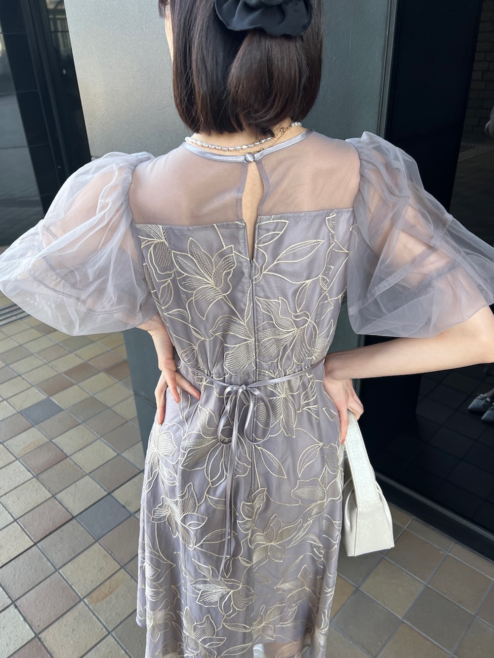 「結婚式 ワンピース、結婚式コーデ、結婚式スタイル、結婚式 ドレス、オケージョンスタイル、オケージョンワンピース、オケージョンドレス、お呼ばれスタイル、お呼ばれドレス、お呼ばれワンピ」｜「Dorry Dollのリリーパターンレースドレス（ドレス、グレー系）」を使った、Momoさん（レディース・160cm）の春コーディネートの3枚目の写真