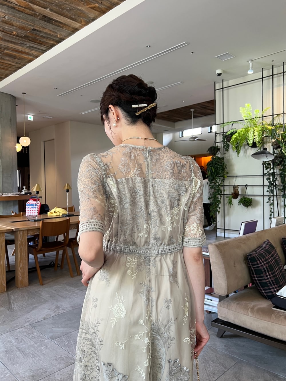 ベージュ系のドレスを着用したレディースの夏コーディネートの4枚目の写真