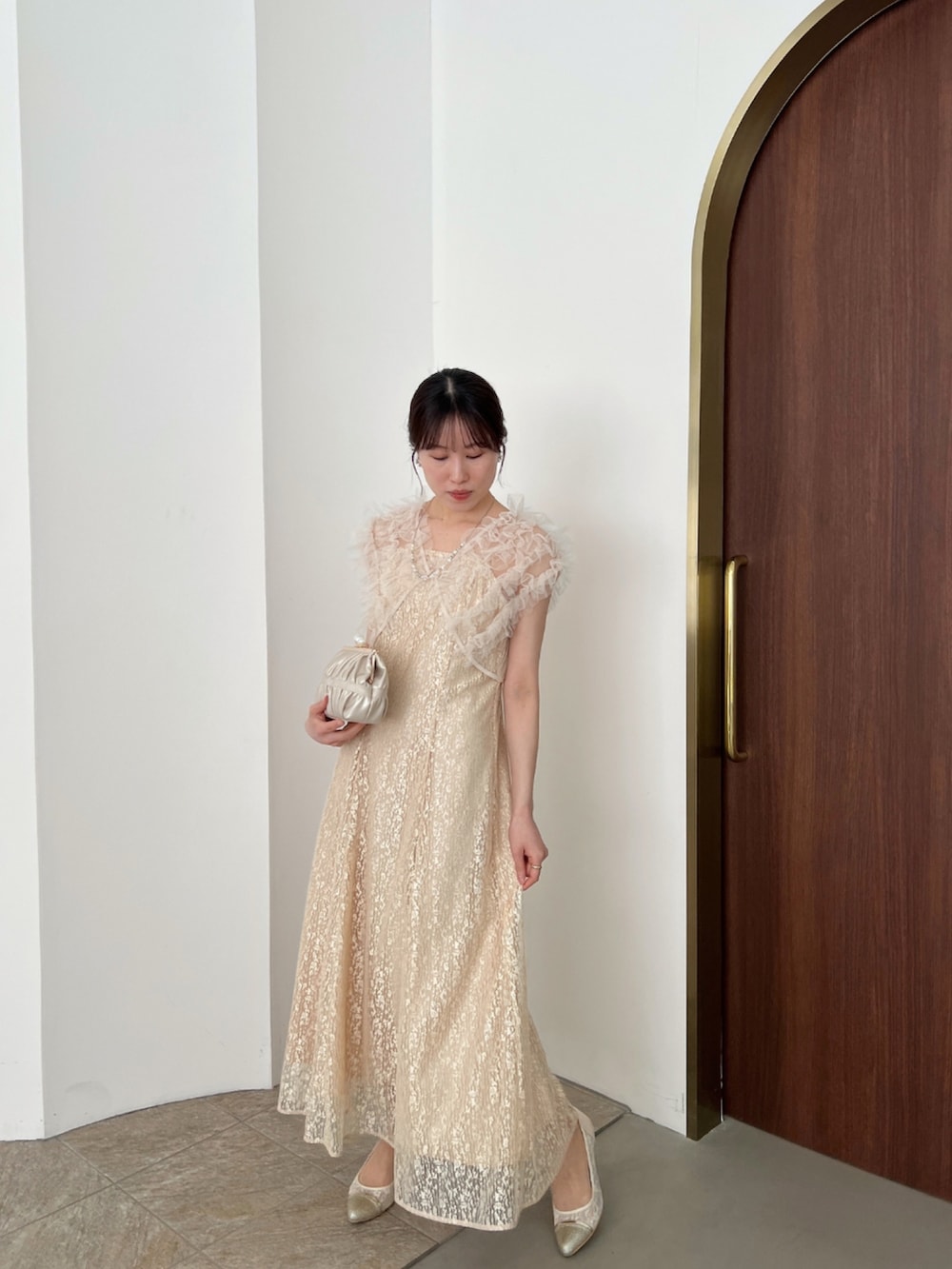 「結婚式 ワンピース、結婚式コーデ、結婚式スタイル、結婚式 ドレス、オケージョンスタイル、オケージョンワンピース、オケージョンドレス、お呼ばれコーデ、お呼ばれスタイル、お呼ばれドレス、お呼ばれワンピ」｜「Dorry Dollのフリルボレロセットレースドレス（ドレス、ベージュ系）」を使った、Momoさん（レディース・160cm）の夏コーディネートの4枚目の写真