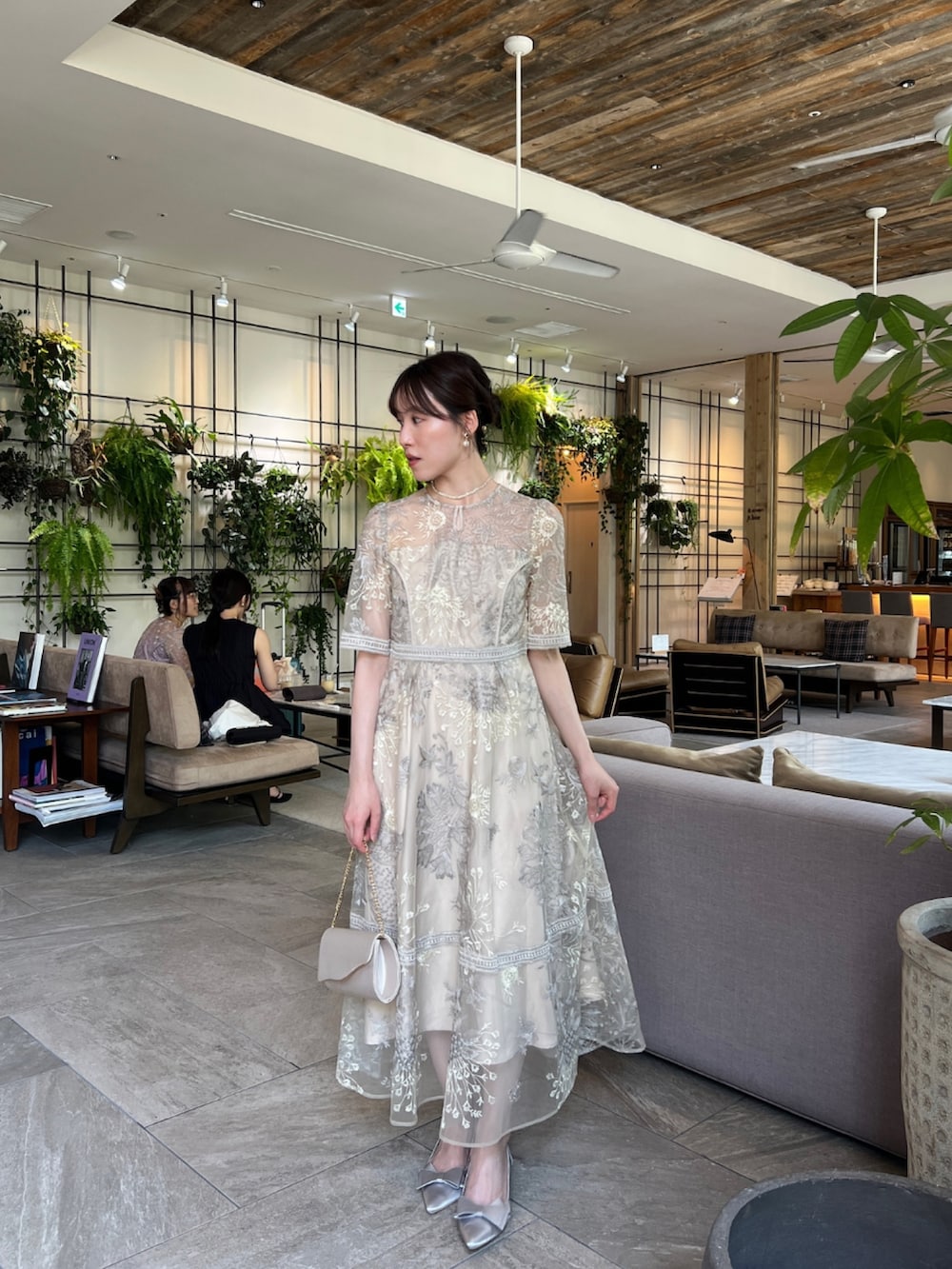 ベージュ系のドレスを着用したレディースの夏コーディネートの3枚目の写真