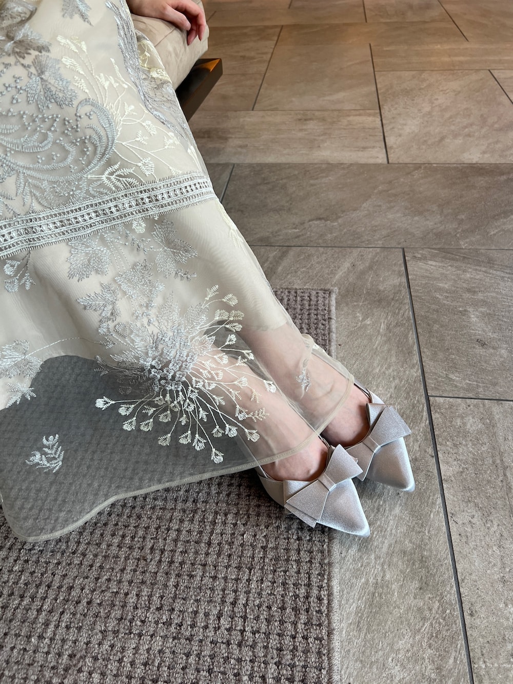 ベージュ系のドレスを着用したレディースの夏コーディネートの5枚目の写真