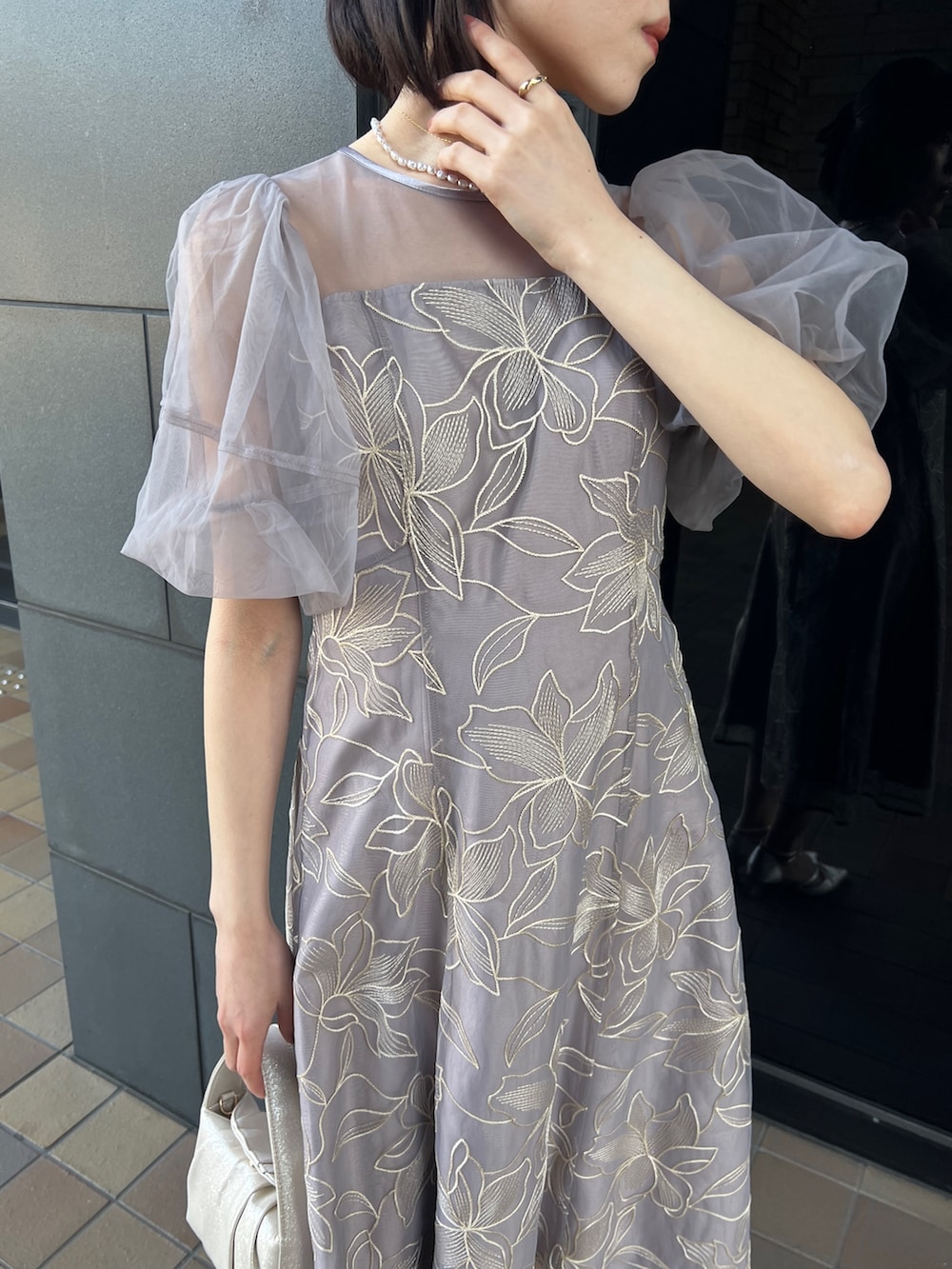 「結婚式 ワンピース、結婚式コーデ、結婚式スタイル、結婚式 ドレス、オケージョンスタイル、オケージョンワンピース、オケージョンドレス、お呼ばれスタイル、お呼ばれドレス、お呼ばれワンピ」｜「Dorry Dollのリリーパターンレースドレス（ドレス、グレー系）」を使った、Momoさん（レディース・160cm）の春コーディネートの2枚目の写真