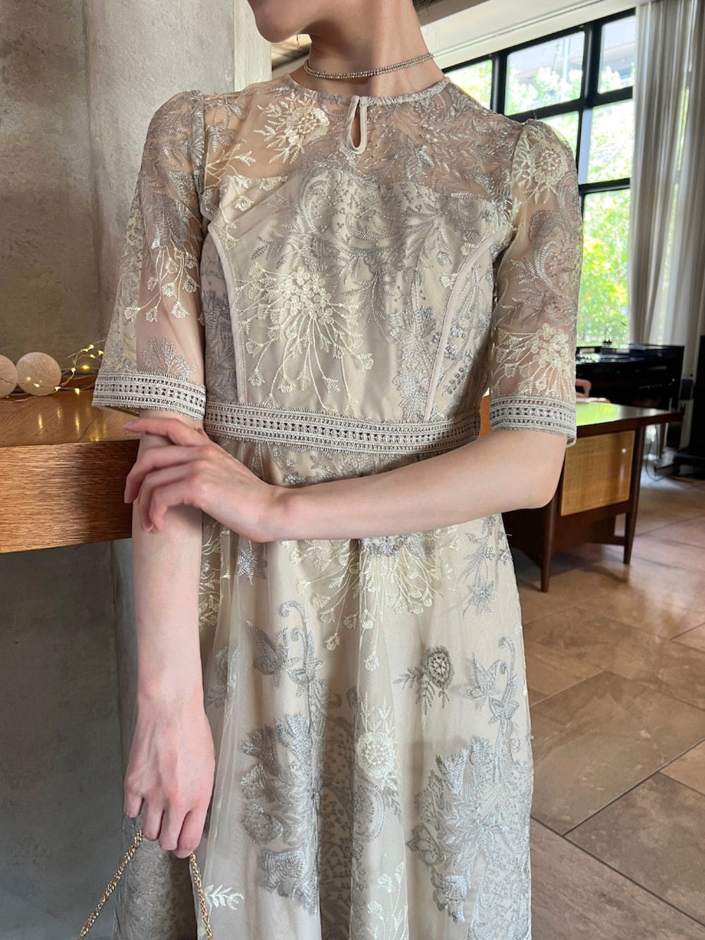 ベージュ系のドレスを着用したレディースの夏コーディネートの2枚目の写真