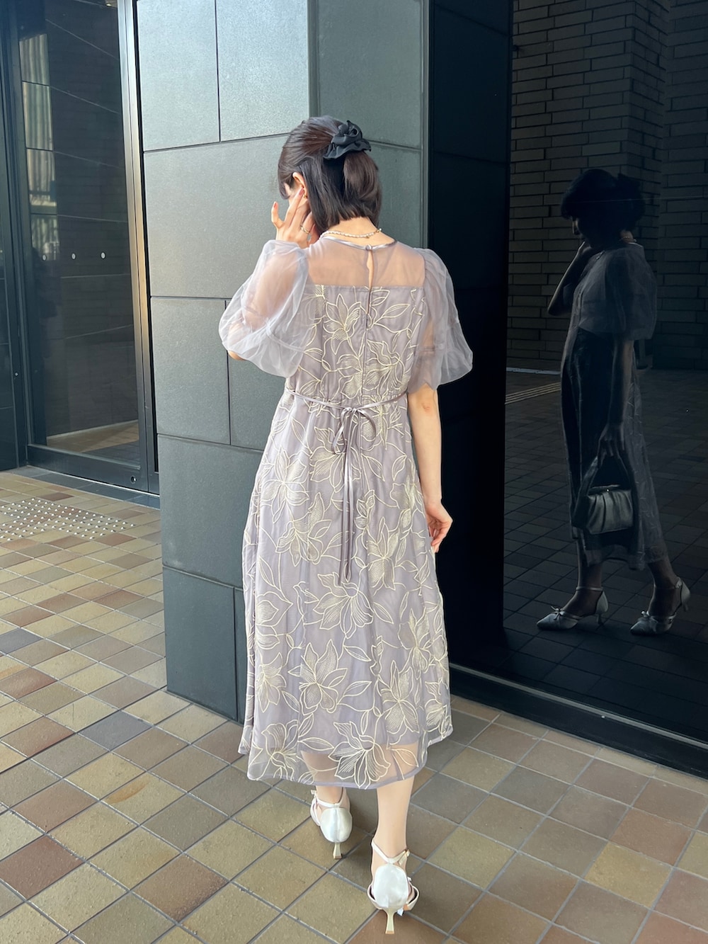 「結婚式 ワンピース、結婚式コーデ、結婚式スタイル、結婚式 ドレス、オケージョンスタイル、オケージョンワンピース、オケージョンドレス、お呼ばれスタイル、お呼ばれドレス、お呼ばれワンピ」｜「Dorry Dollのリリーパターンレースドレス（ドレス、グレー系）」を使った、Momoさん（レディース・160cm）の春コーディネートの5枚目の写真