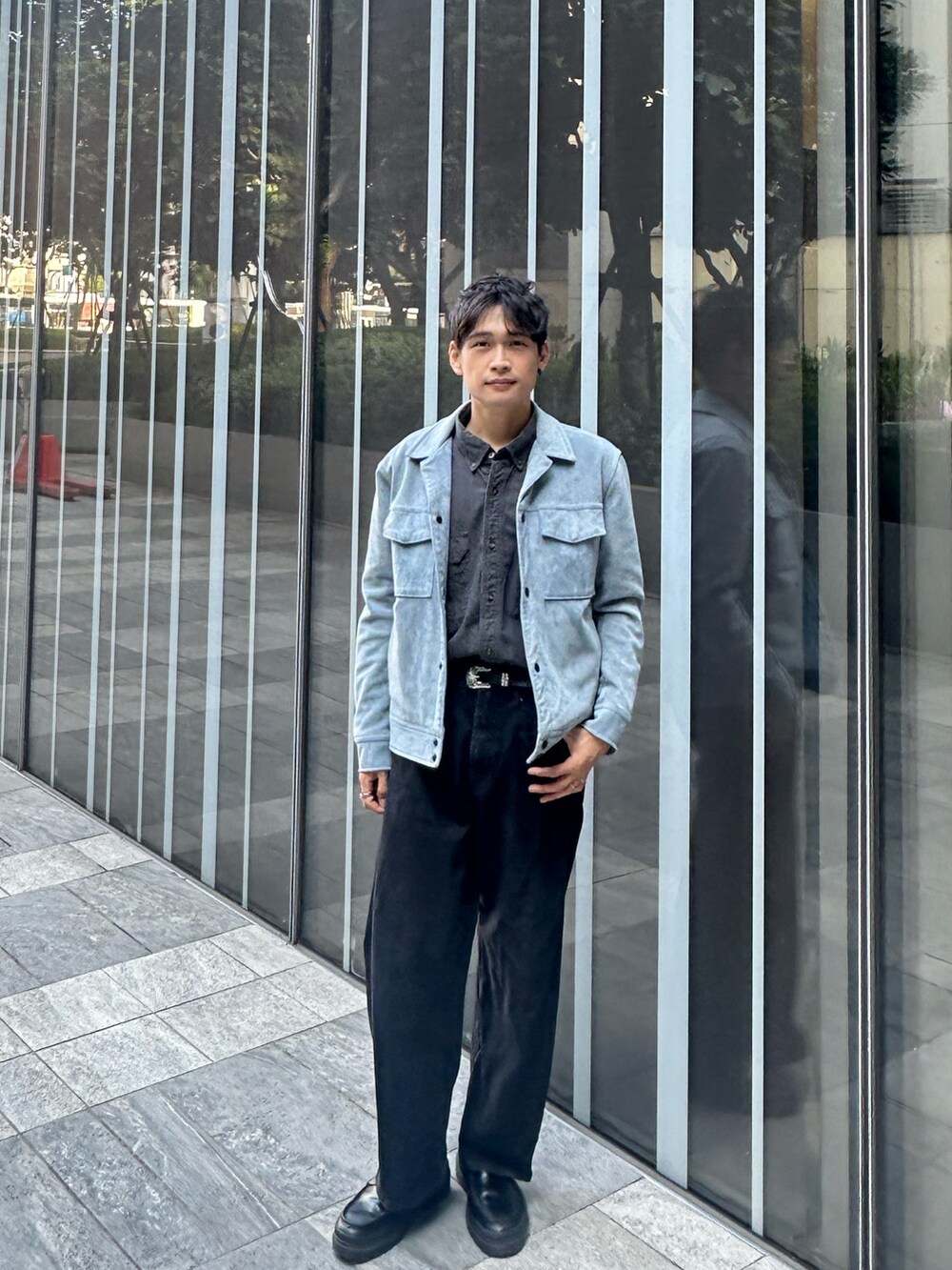 ブルー系のジャケット/アウター、ブラック系のシャツ/ブラウス、ブラック系のデニムパンツを着用したメンズの夏コーディネートの2枚目の写真