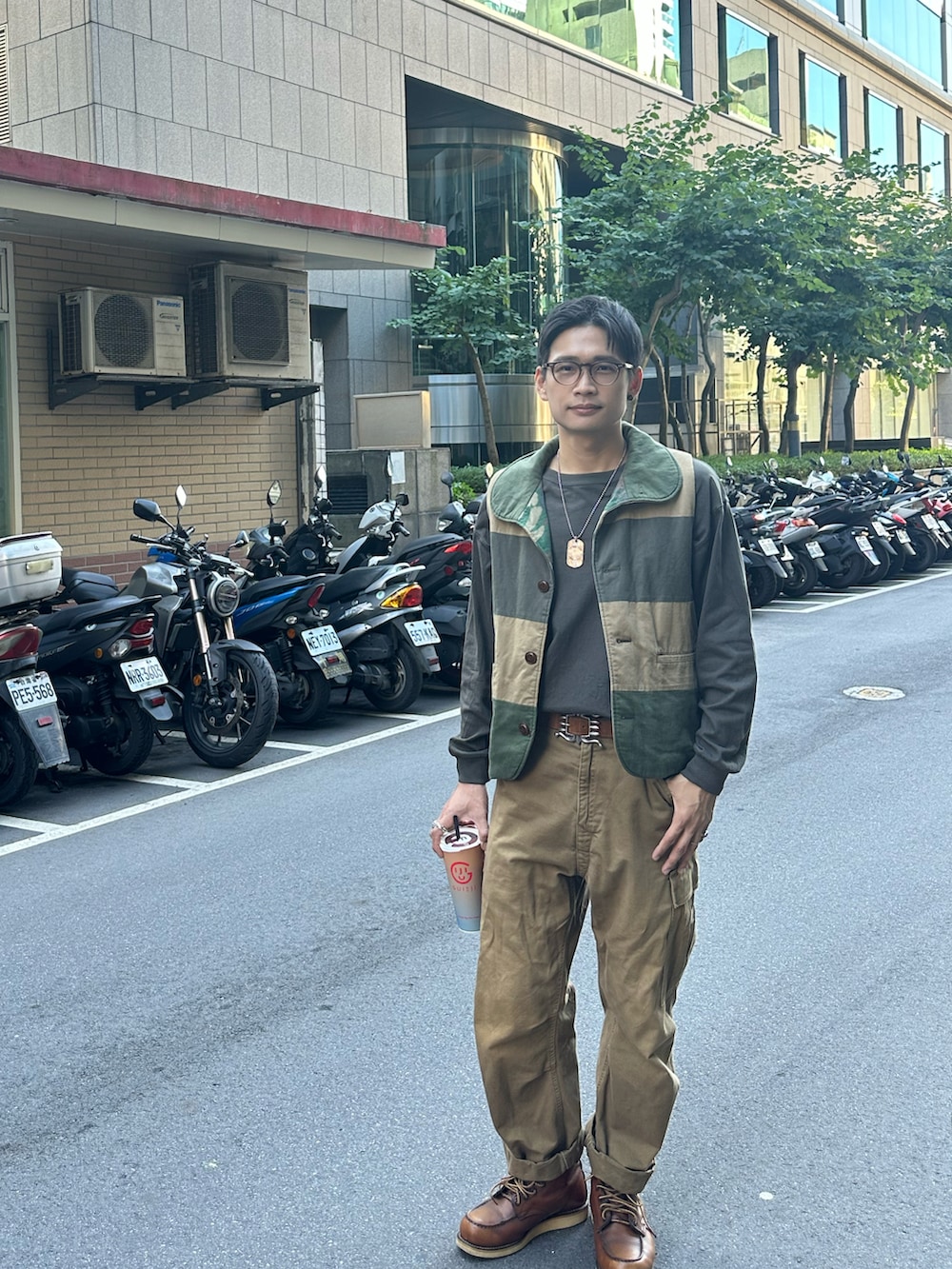 ベージュ系のベスト、ブラウン系のパンツ、ブラウン系のシューズを着用したメンズの夏コーディネートの2枚目の写真