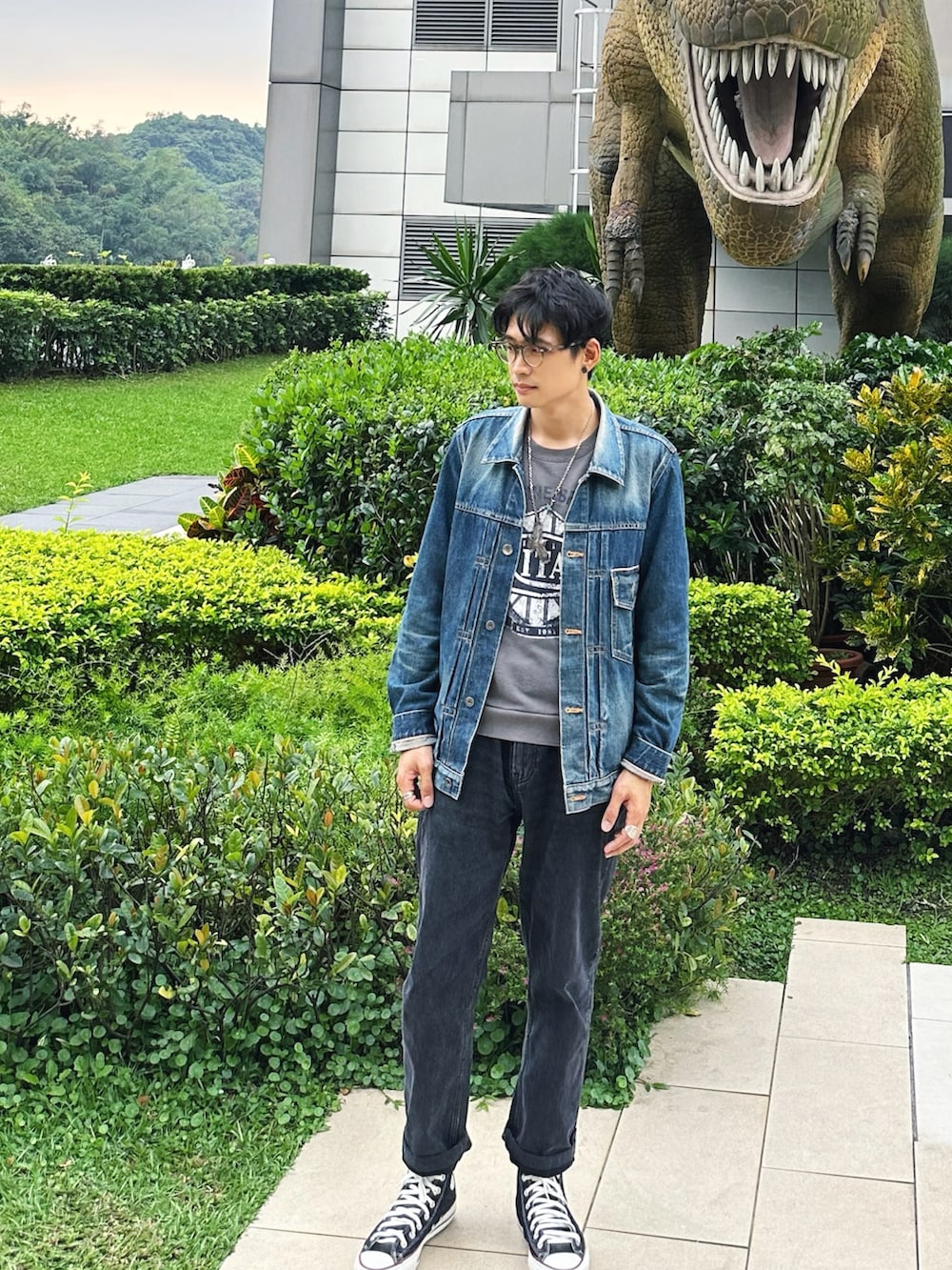 ブルー系のデニムジャケット、ブラック系のデニムパンツ、ブラック系のシューズを着用したメンズの夏コーディネートの2枚目の写真