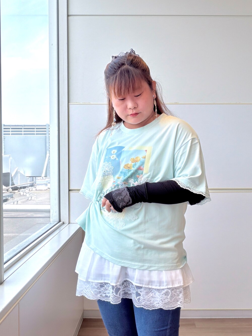 グリーン系のTシャツ/カットソー、ホワイト系のチュニック、ブルー系のその他パンツを着用したレディースの夏コーディネートの5枚目の写真