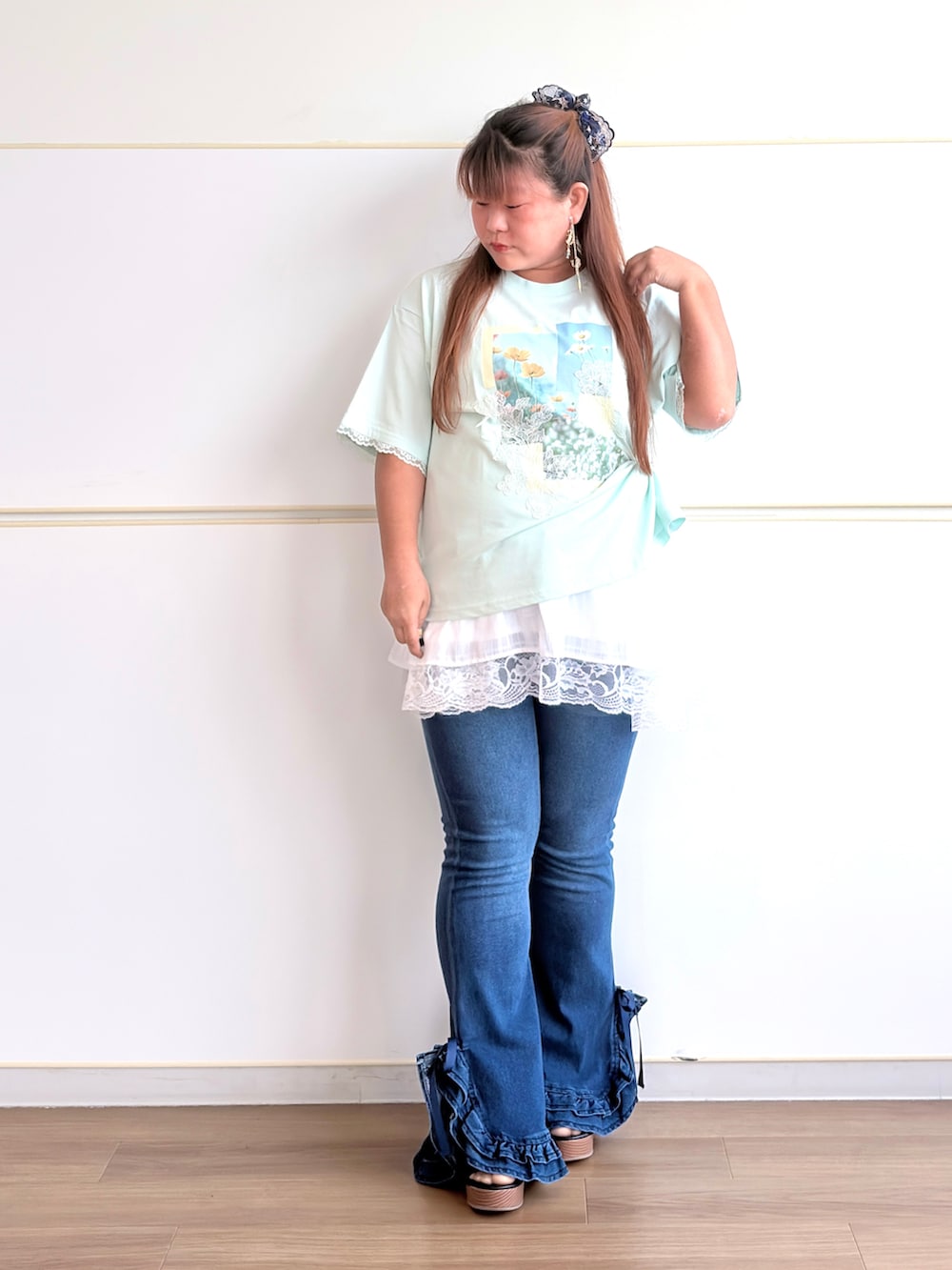 グリーン系のTシャツ/カットソー、ホワイト系のチュニック、ブルー系のその他パンツを着用したレディースの夏コーディネートの3枚目の写真