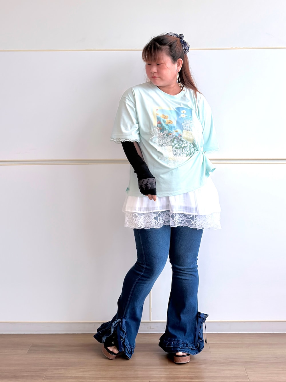 グリーン系のTシャツ/カットソー、ホワイト系のチュニック、ブルー系のその他パンツを着用したレディースの夏コーディネートの4枚目の写真