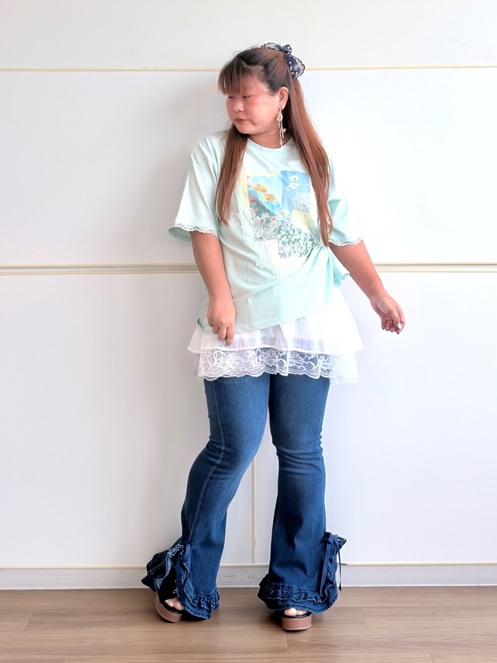 グリーン系のTシャツ/カットソー、ホワイト系のチュニック、ブルー系のその他パンツを着用したレディースの夏コーディネートの2枚目の写真