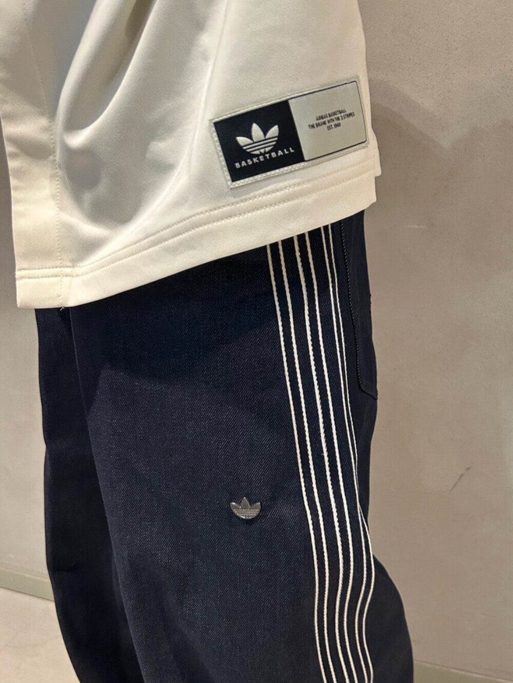 ホワイト系のシャツ/ブラウス、ブルー系のデニムパンツ、ブラック系のスニーカーを着用したメンズの夏コーディネートの3枚目の写真