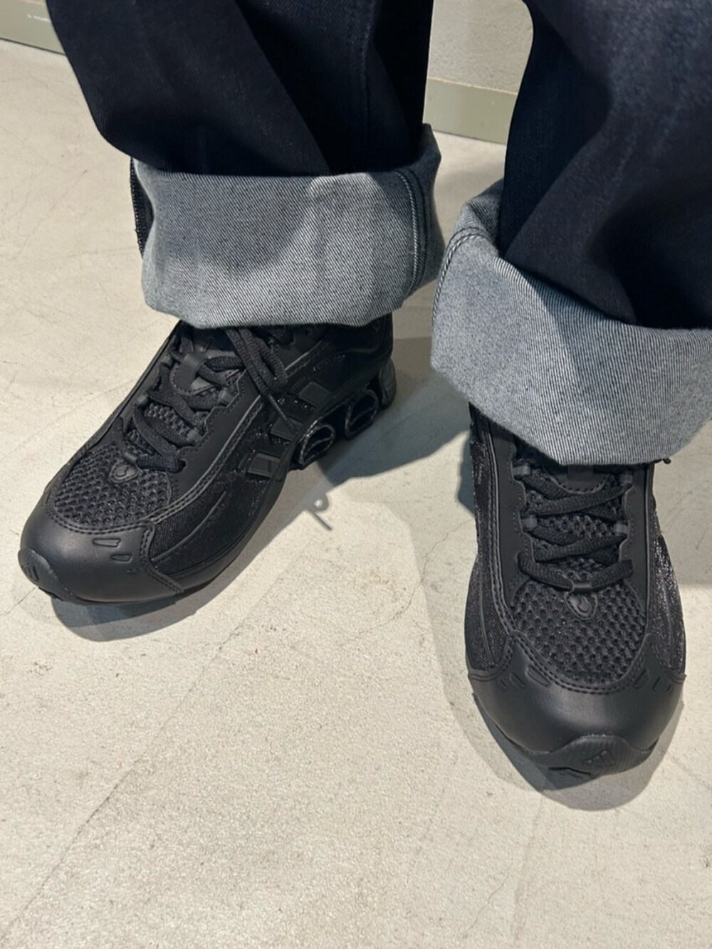 ホワイト系のシャツ/ブラウス、ブルー系のデニムパンツ、ブラック系のスニーカーを着用したメンズの夏コーディネートの4枚目の写真