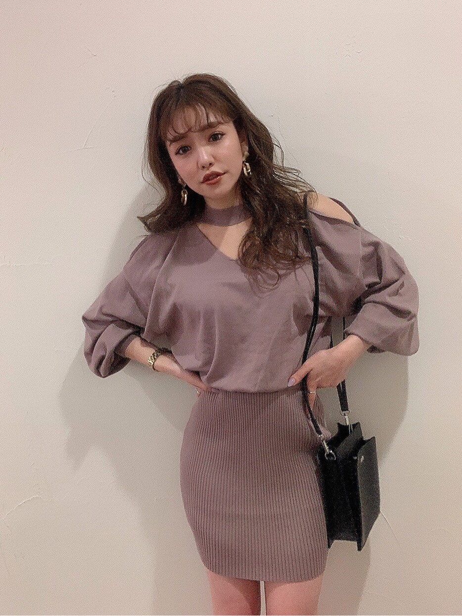 ピンク系のワンピースを着用したレディースの冬コーディネートの2枚目の写真