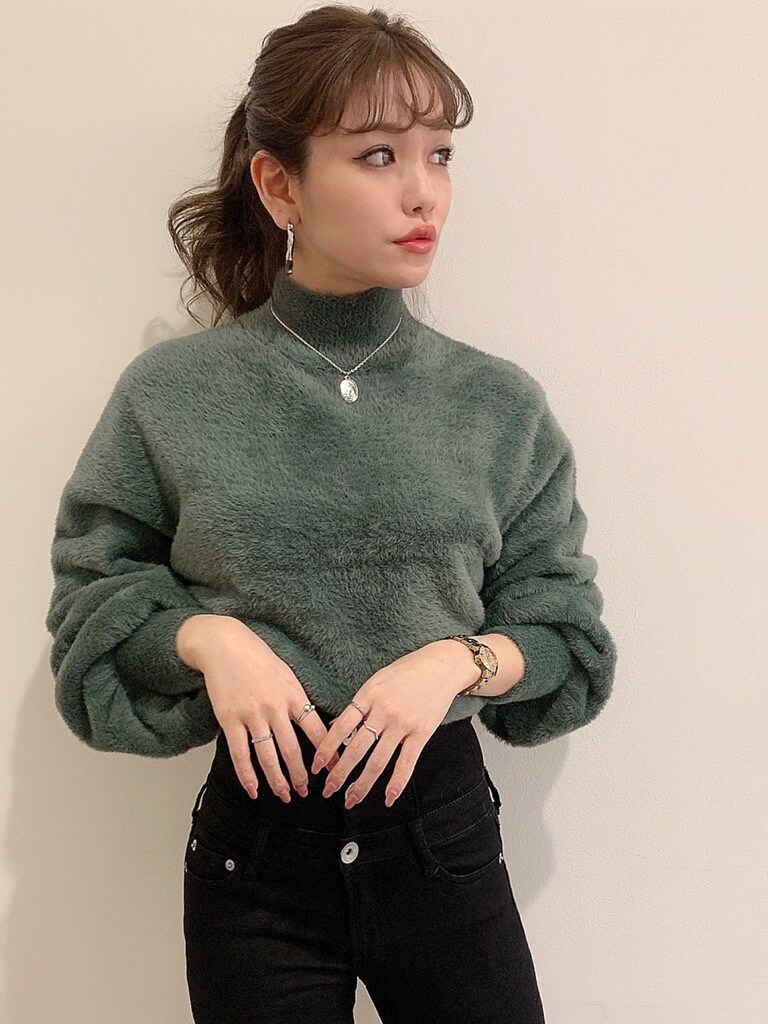 ブラック系のデニムパンツ、グリーン系のニット/セーターを着用したレディースの冬コーディネートの2枚目の写真