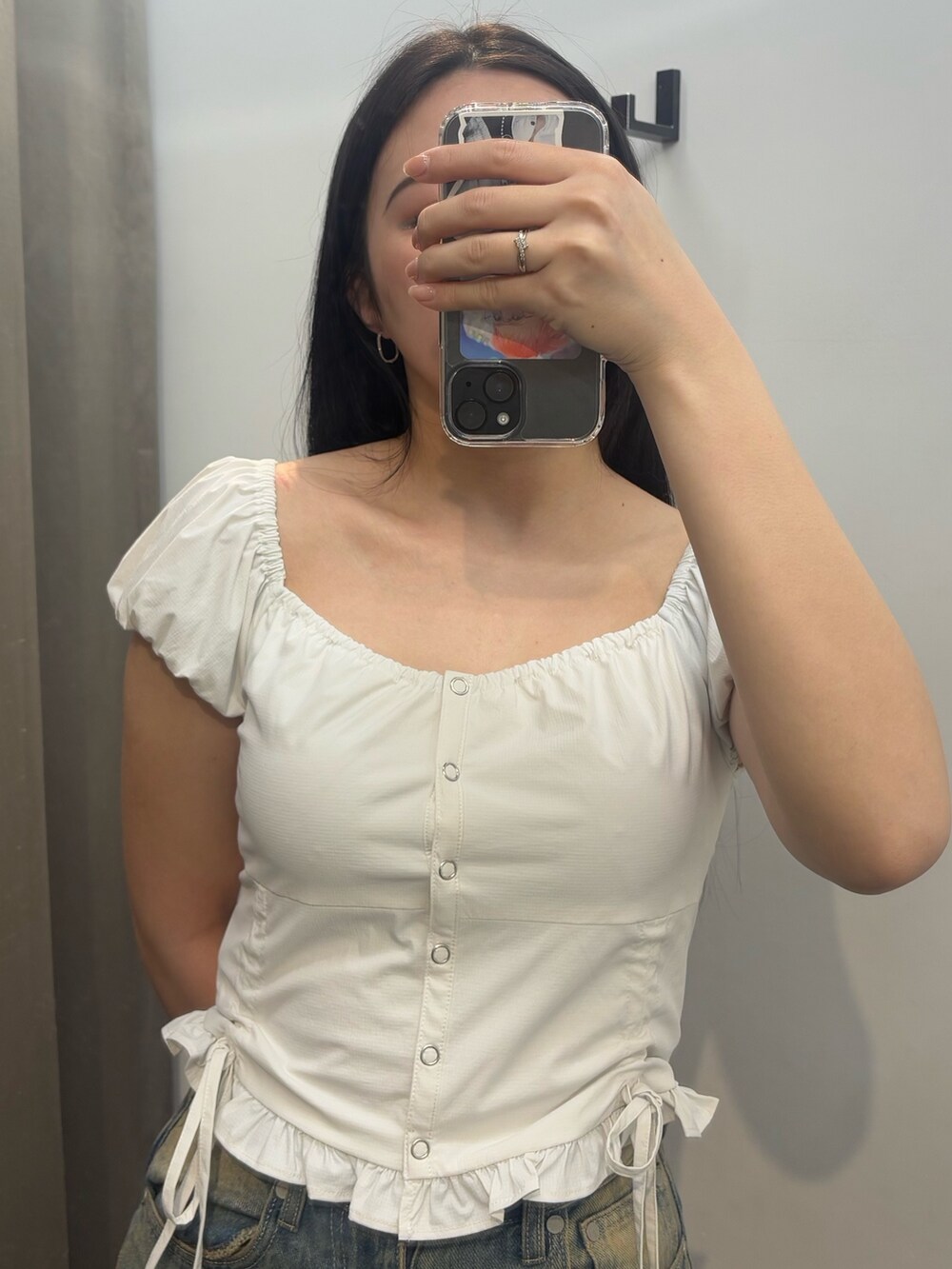 ブラック系のローファー、ブルー系のデニムパンツ、レッド系のTシャツ/カットソーを着用したレディースの春コーディネートの4枚目の写真