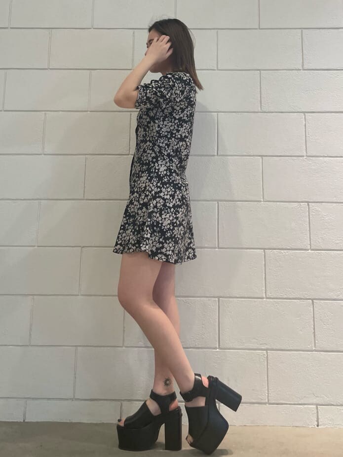 その他のワンピース、ブラック系のサンダルを着用したレディースの春コーディネートの2枚目の写真