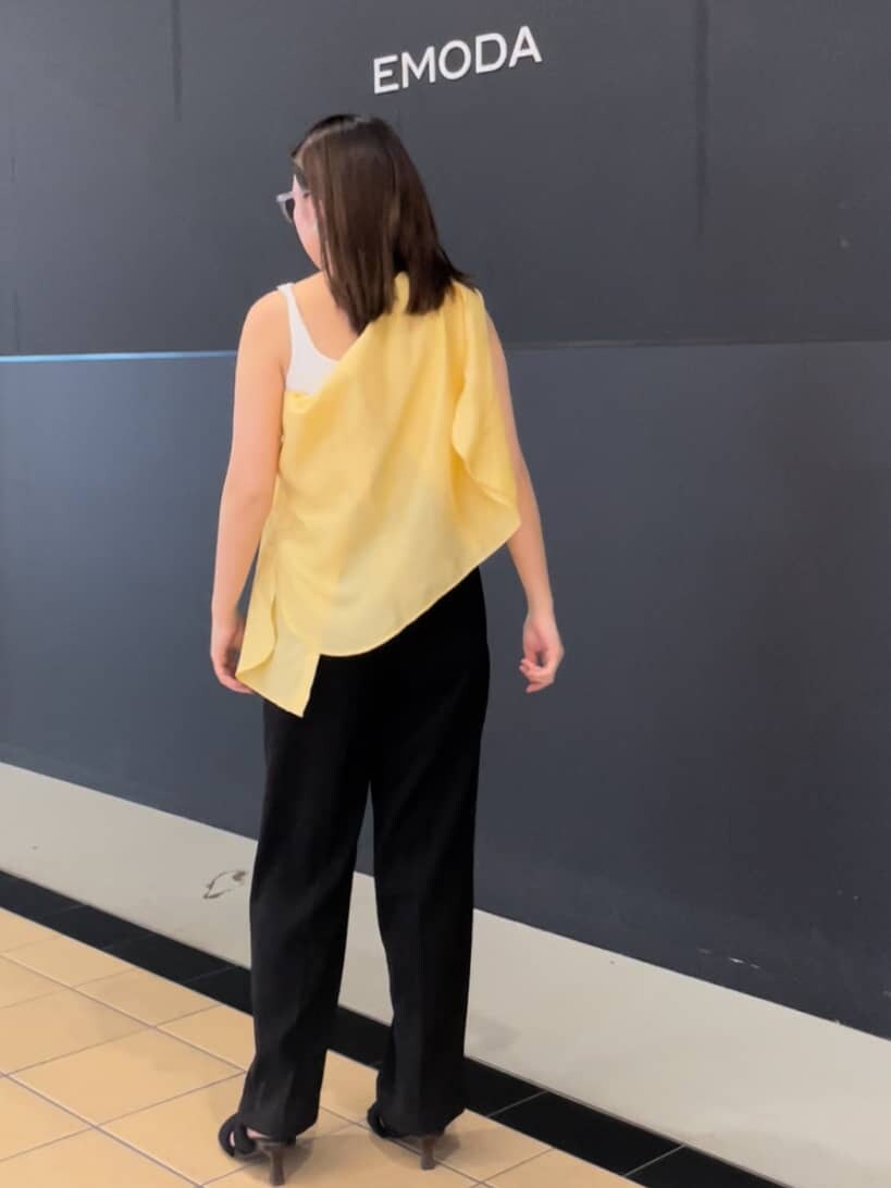 ホワイト系のタンクトップ、ブラック系のその他パンツ、ブラック系のサンダルを着用したレディースの夏コーディネートの2枚目の写真