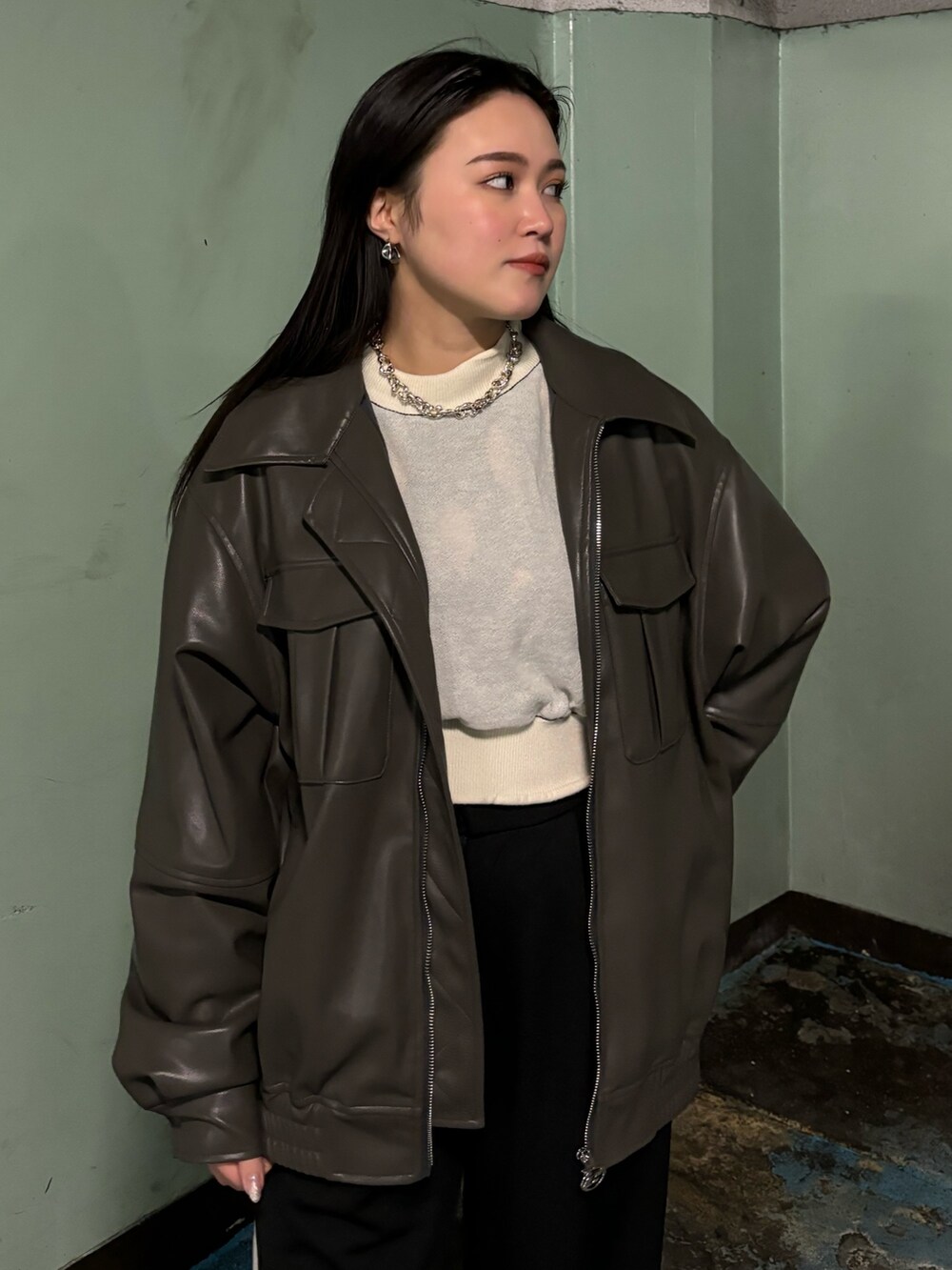 ブラック系のスラックス、ブラック系のローファー、グレー系のブルゾンを着用したレディースの冬コーディネートの4枚目の写真