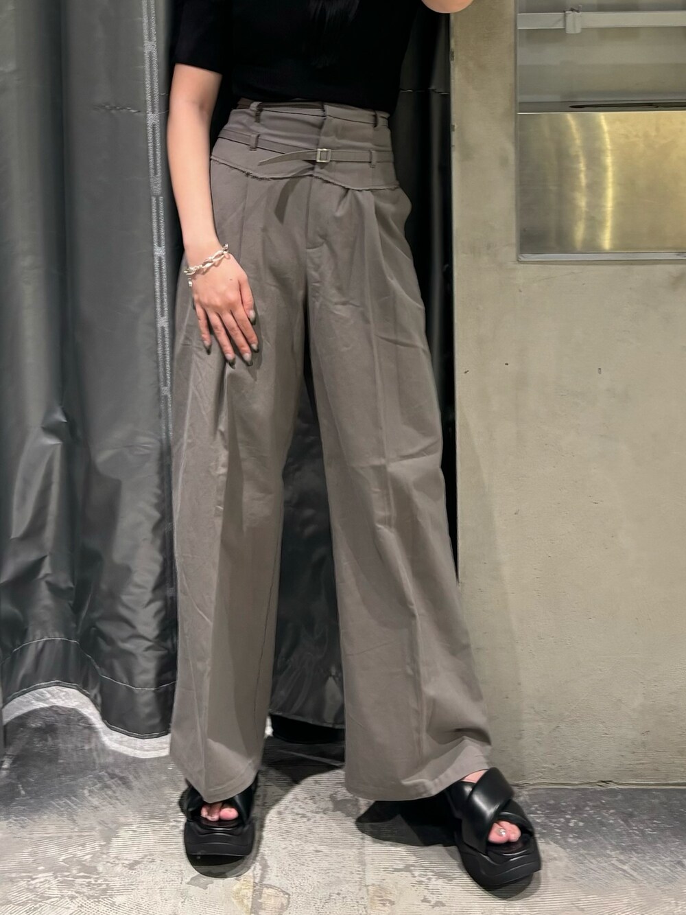 ブラック系のサンダル、ブラック系のTシャツ/カットソー、グレー系のその他パンツを着用したレディースの夏コーディネートの7枚目の写真