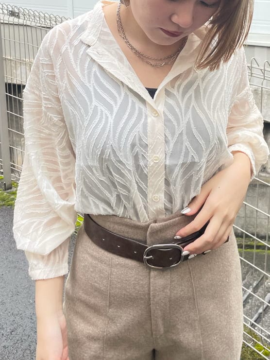 ホワイト系のシャツ/ブラウス、ベージュ系のその他パンツ、その他のパンプスを着用したレディースの秋コーディネートの2枚目の写真