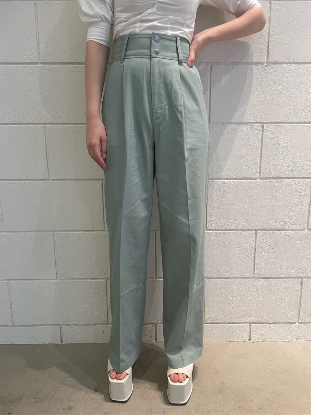 ホワイト系のサンダル、ホワイト系のTシャツ/カットソー、ブルー系のその他パンツを着用したレディースの春コーディネートの8枚目の写真