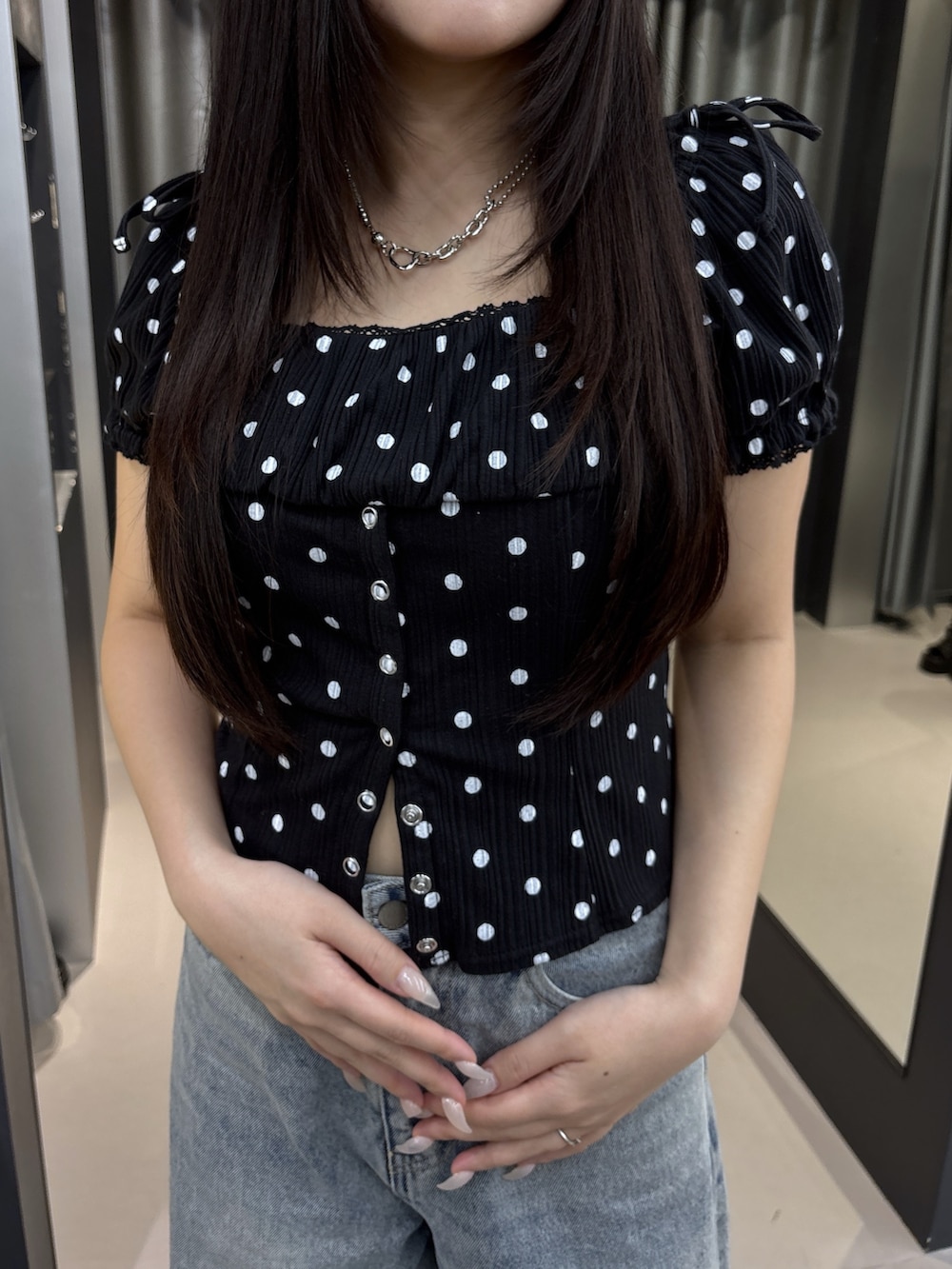 ブラック系のサンダル、ブルー系のデニムパンツ、その他のTシャツ/カットソーを着用したレディースの夏コーディネートの5枚目の写真