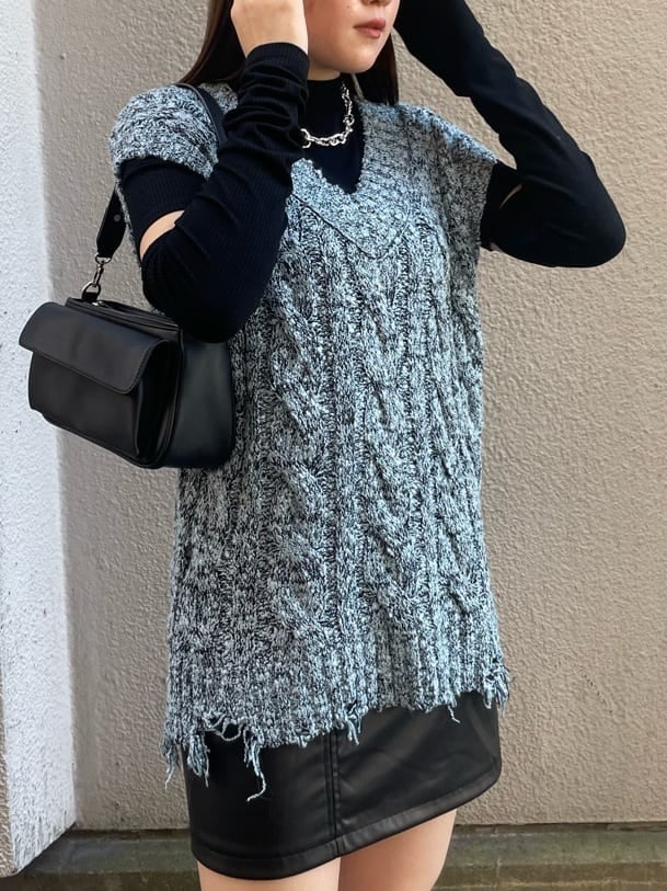 ブルー系のベスト、ブラック系のTシャツ/カットソー、ブラック系のブーツを着用したレディースの秋コーディネートの4枚目の写真