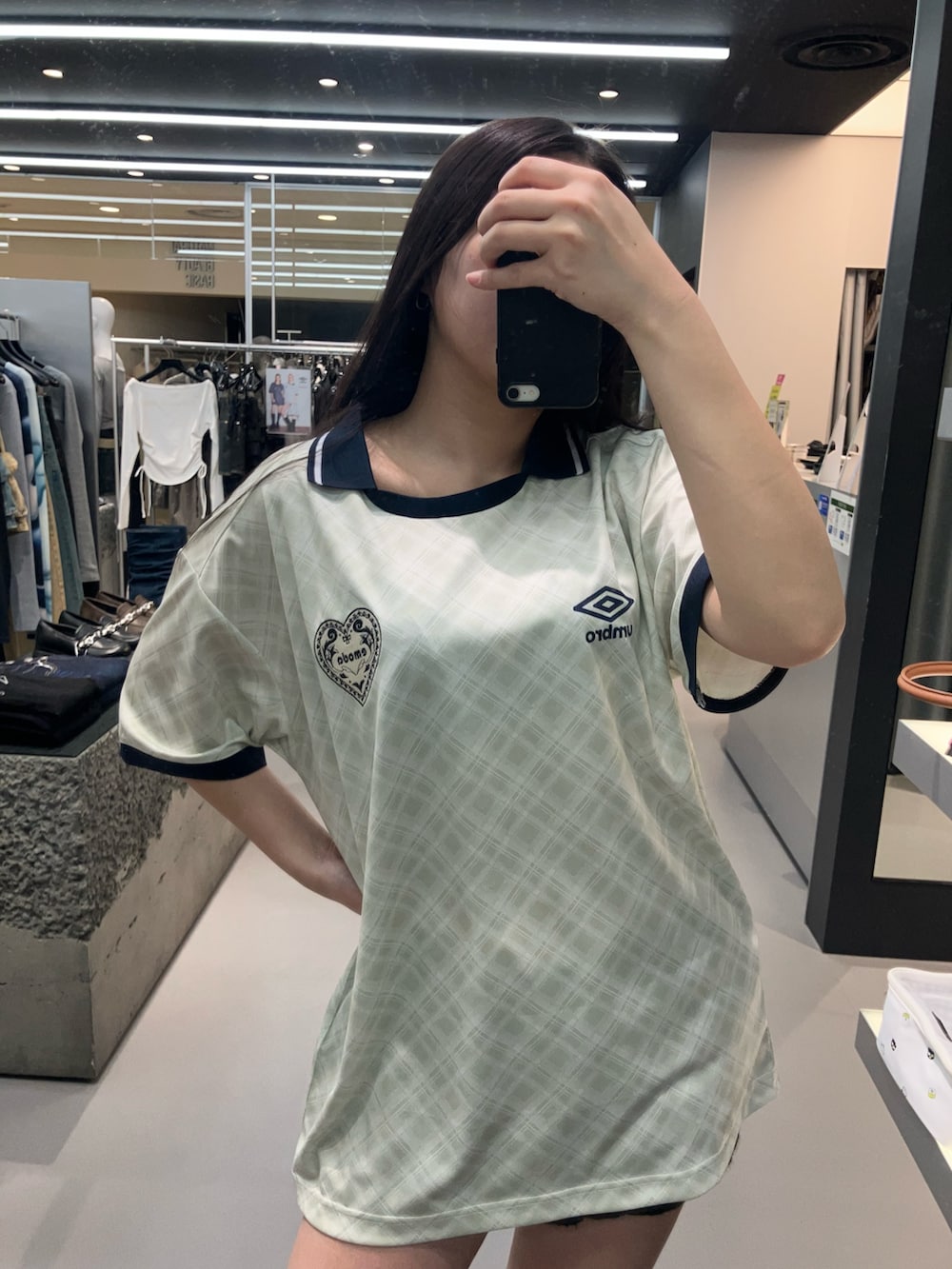 ブラック系のサンダル、グレー系のスカート、ホワイト系のTシャツ/カットソーを着用したレディースの春コーディネートの3枚目の写真