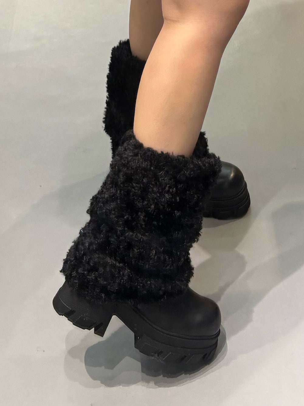 ブラック系のブーツ、ブラック系のスカート、ブラウン系のニット/セーターを着用したレディースの冬コーディネートの5枚目の写真