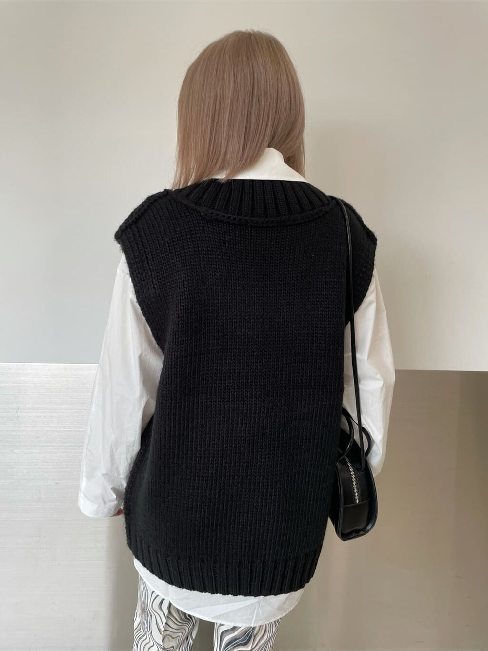 ホワイト系のシャツ/ブラウス、その他のその他パンツ、ブラック系のベストを着用したレディースの秋コーディネートの4枚目の写真