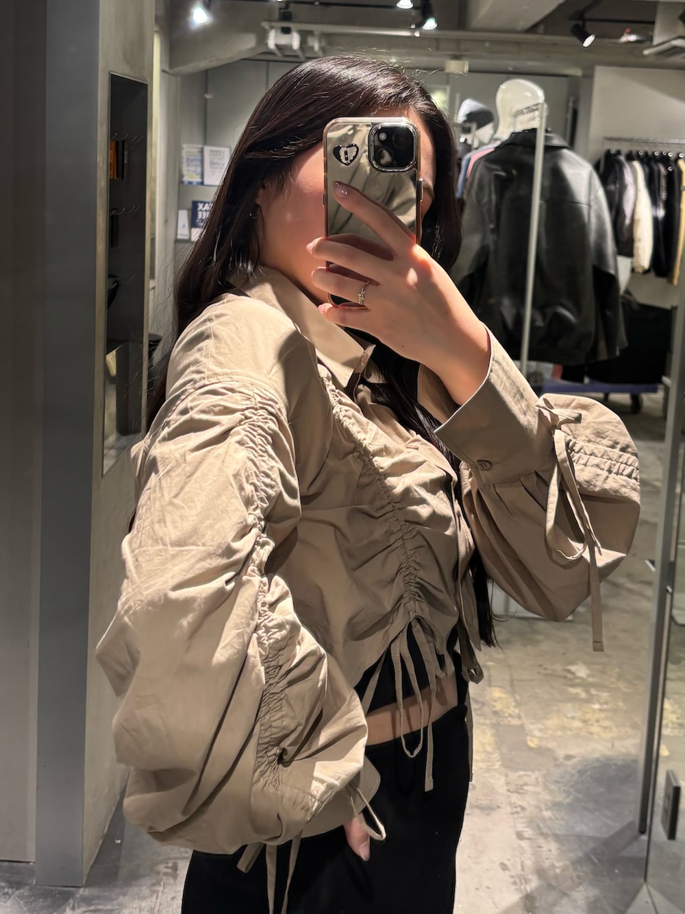 ブラック系のブーツ、ブラック系のスカート、ベージュ系のシャツ/ブラウスを着用したレディースの春コーディネートの4枚目の写真