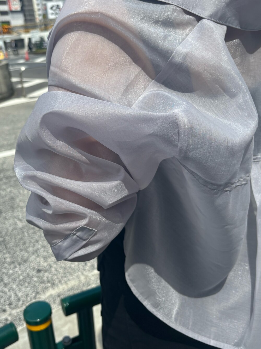 ブラック系のサンダル、ブラック系のワンピース、グレー系のシャツ/ブラウスを着用したレディースの春コーディネートの7枚目の写真