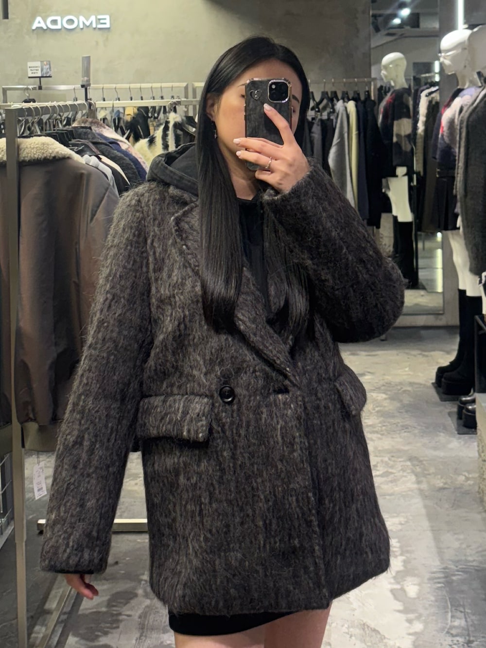 ブラック系のブーツ、グレー系のテーラードジャケット、ブラック系のスウェットを着用したレディースの秋コーディネートの4枚目の写真