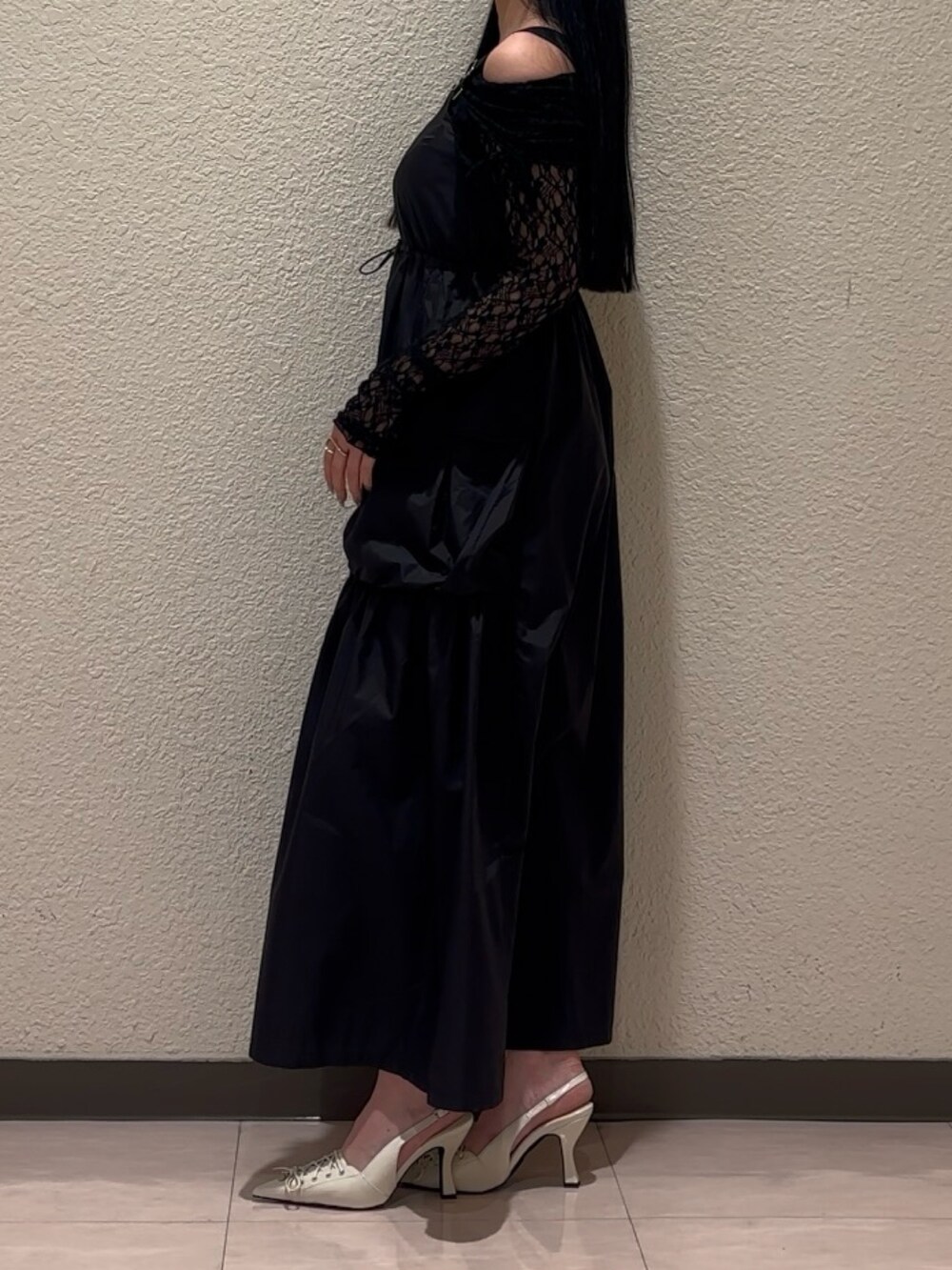 ホワイト系のパンプス、グレー系のワンピース、ブラック系のTシャツ/カットソーを着用したレディースの春コーディネートの3枚目の写真