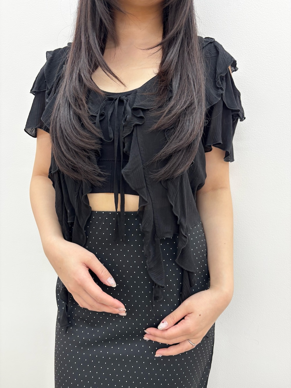ブラック系のサンダル、ブラック系のスカート、ブラック系のTシャツ/カットソーを着用したレディースの春コーディネートの4枚目の写真