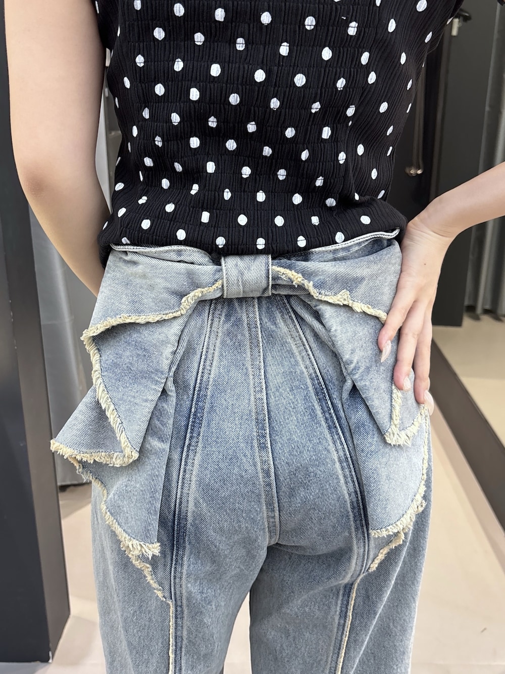 ブラック系のサンダル、ブルー系のデニムパンツ、その他のTシャツ/カットソーを着用したレディースの夏コーディネートの6枚目の写真